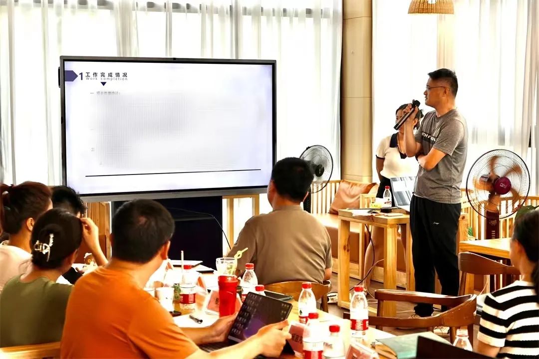 市場(chǎng)中心工作匯報(bào).jpg