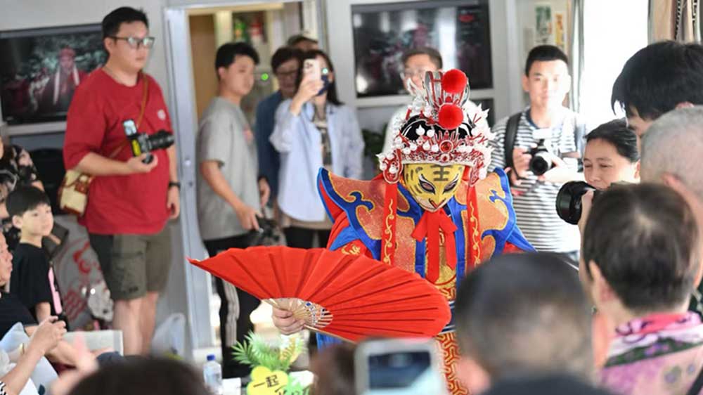 “安逸號”熊貓旅游專列上的節(jié)目表演.jpg