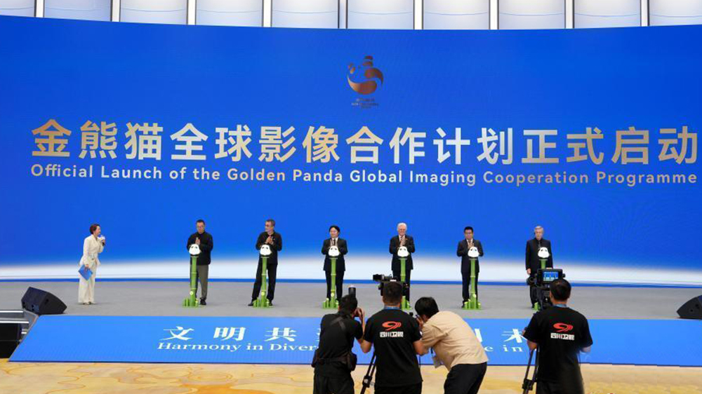 2025金熊貓國際文化論壇現場簽約.jpg